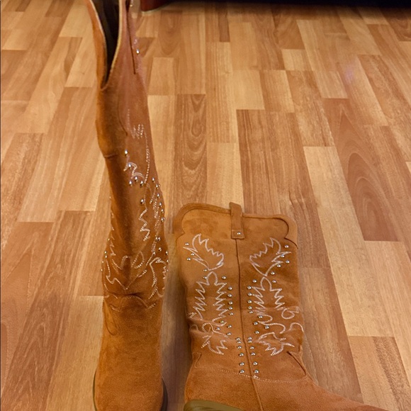 Azalea Wang Embroidered Tan Heeled Cowgirl Boots - Picture 4 of 10